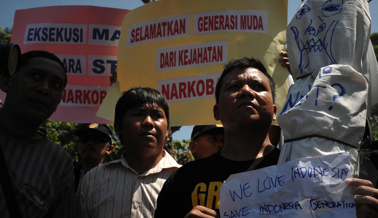 Aksi massa dari Granat (Gerakan Nasional Anti Narkotika) saat berdemonstrasi di depan pintu masuk Dermaga Wijaya Pura, Cilacap, Jateng, Jumat (6/3). Massa menuntut Kejagung segera mengeksekusi mati gembong narkoba Bali Nine. (Liputan6.com/Johan Tallo)