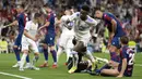 Pemain Real Madrid Vinicius Junior (tengah) melakukan selebrasi usai mencetak gol ke gawang Levante pada pertandingan sepak bola La Liga Spanyol di Stadion Santiago Bernabeu, Madrid, 12 Mei 2022. Real Madrid menang 6-0. (AP Photo/Manu Fernandez)