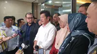 Keluarga terpidana kasus pembunuhan Vina dan Eky Cirebon resmi melaporkan Abdul Pasren atas kesaksian bohong ke Bareskrim Polri, Jakarta Selatan, Selasa (25/6/2024). (Merdeka.com/Bachtiarudin Alam)