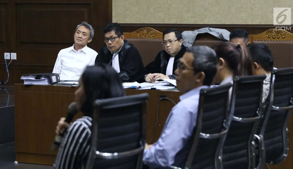 Terdakwa dugaan suap pengajuan PK ke PN Jakarta Pusat, Eddy Sindoro (kiri) menyimak keterangan saksi pada sidang lanjutan di Pengadilan Tipikor, Jakarta, Senin (7/1). Sidang mendengar keterangan saksi-saksi. (Liputan6.com/Helmi Fithriansyah)