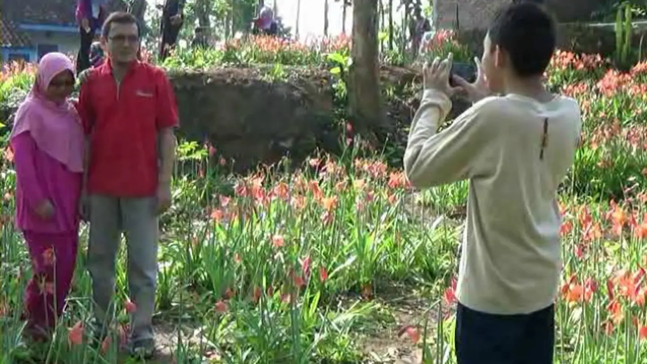 Pengunjung Foto di Taman Bunga
