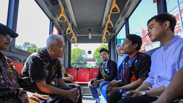 Gubernur Jawa Tengah (Jateng) Ganjar Pranowo resmi meluncurkan layanan Bus Rapid Transit (BRT) Trans Jateng koridor tujuh rute Solo-Sukoharjo-Wonogiri di Alun-alun Giri Krida Bakti, Wonogiri, Jateng, Selasa (8/8/2023).