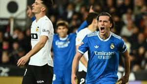 Bek Real Madrid, Alvaro Carreras, menyumbangkan satu gol saat timnya menang 2-0 atas Valencia pada laga pekan ke-23 La Liga di Estadio de Mestalla, Senin (09/02/2026) dini hari WIB. (AFP/Jose Jordan)