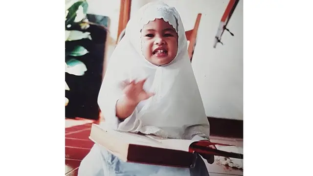 6 Foto Masa Kecil Maudy Ayunda, Imut dan Menggemaskan