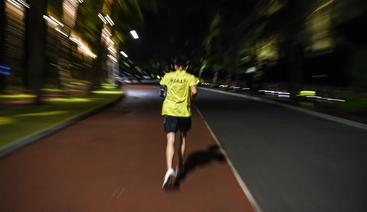 Seorang pria berlari di Taman Wanlu di Haikou, Provinsi Hainan, China selatan, pada 19 Mei 2020. Berlari di malam hari menjadi olahraga yang populer di kalangan warga Haikou. (Xinhua/Pu Xiaoxu)