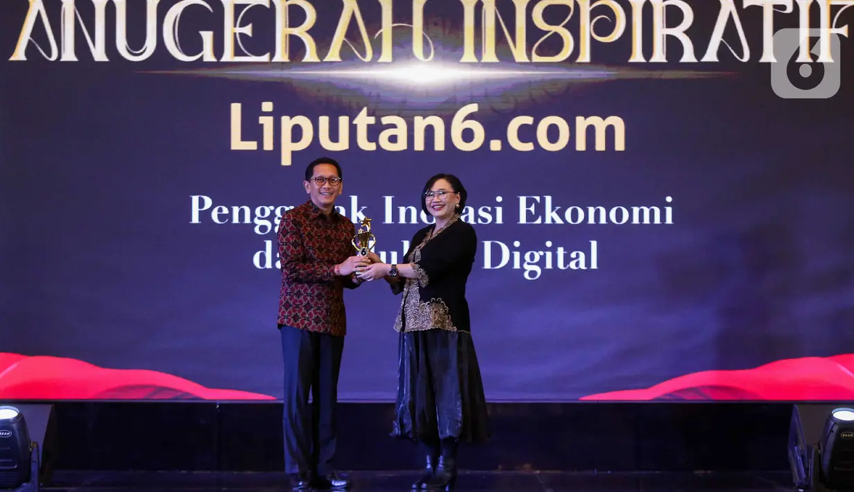 Pimpinan Redaksi Liputan6.com Elin Yunita (kanan) memberikan plakat kepada Direktur Utama BPD Bali,  I Nyoman Sudharma (kiri) saat acara Anugerah Inspiratif Liputan6.com di hotel Shangri La, Jakarta, Rabu (31/7/2024).  I Nyoman Sudharma menerima penghargaan Penggerak Inovasi Ekonomi dan Edukasi Digital. (Liputan6.com/Herman Zakharia)