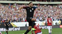 Ekspresi Clint Dempsey setelah mencetak gol ke gawang Paraguay dalam laga Grup A Copa America Centenario 2016 di Stadion Lincoln Financial Field, Philadelphia, AS, Minggu (12/6/2016) WIB. (AFP/Don Emmert)
