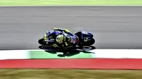 Aksi pembalap Movistar Yamaha, Valentino Rossi pada kualifikasi MotoGP Italia 2017 di Sirkuit Mugello. (TIZIANA FABI / AFP)