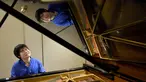 Seorang pianis tuna netra asal Jepang Nobuyuki Tsujii bermain piano di sebuah studio di Tokyo (28/9). Nobuyuki Tsujii dijuluki bocah ajaib dengan kemampuan bermusiknya yang mendapatkan banyak penghargaan. (AFP Photo/Toru Yamanaka)