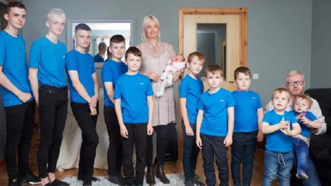 Alexis Brett akhirnya memiliki seorang putri setelah selama ini memiliki 10 anak laki-laki (Tangkapan Layar The Sun)