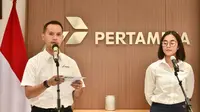 VP Corporate Communication PT Pertamina (Persero) Fadjar Djoko Santoso didampingi Pertamina Communication Officer Ratih Triutami Wijayanti pada Press Conference Penutupan Satuan Tugas Ramadan dan Idulfitri 2025 Pertamina Grup di Jakarta, Senin (14/4).