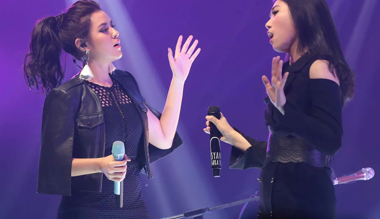 Raisa dan Isyana Sarasvati sukses menggelar konser untuk menghibur para penggemarnya yang memadati area. Acara berlangung meriah sejak dimulai sekitar pukul 20.00 WIB. Suasana bertambah meriah dengan gemerlap tata cahaya lampu. (Deki Prayoga/Bintang.com)