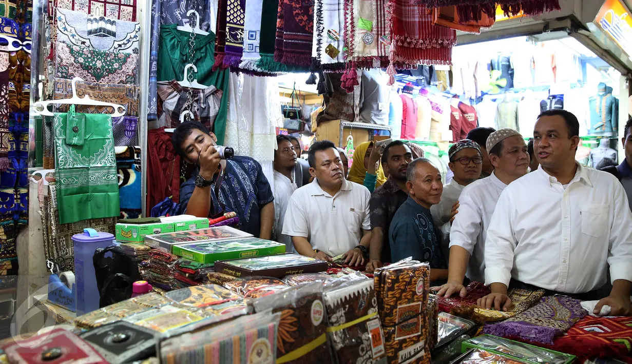 Anies Baswedan berbincang dengan pedagang saat mengunjungi Pasar Tanah Abang, Jakarta, Jumat (21/10). Dalam kunjungannya Anies Baswedan menyapa para pengunjung dan pedagang Pasar Tanah Abang. (Liputan6.com/Johan Tallo)