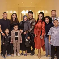 Krisdayanti dan keluarga kumpul bersama keluarga Anang Hermansyah (Instagram/krisdayantilemos)