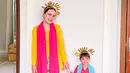 <p>Alhasil keduanya pun memilih tampil dengan busana None Jakarta yang identik mengenakan kebaya warna cerah. Misalnya saja Claire tampil dengan kebaya fuschia dipadukan selendang baby blue. [@shandyaulia]</p>