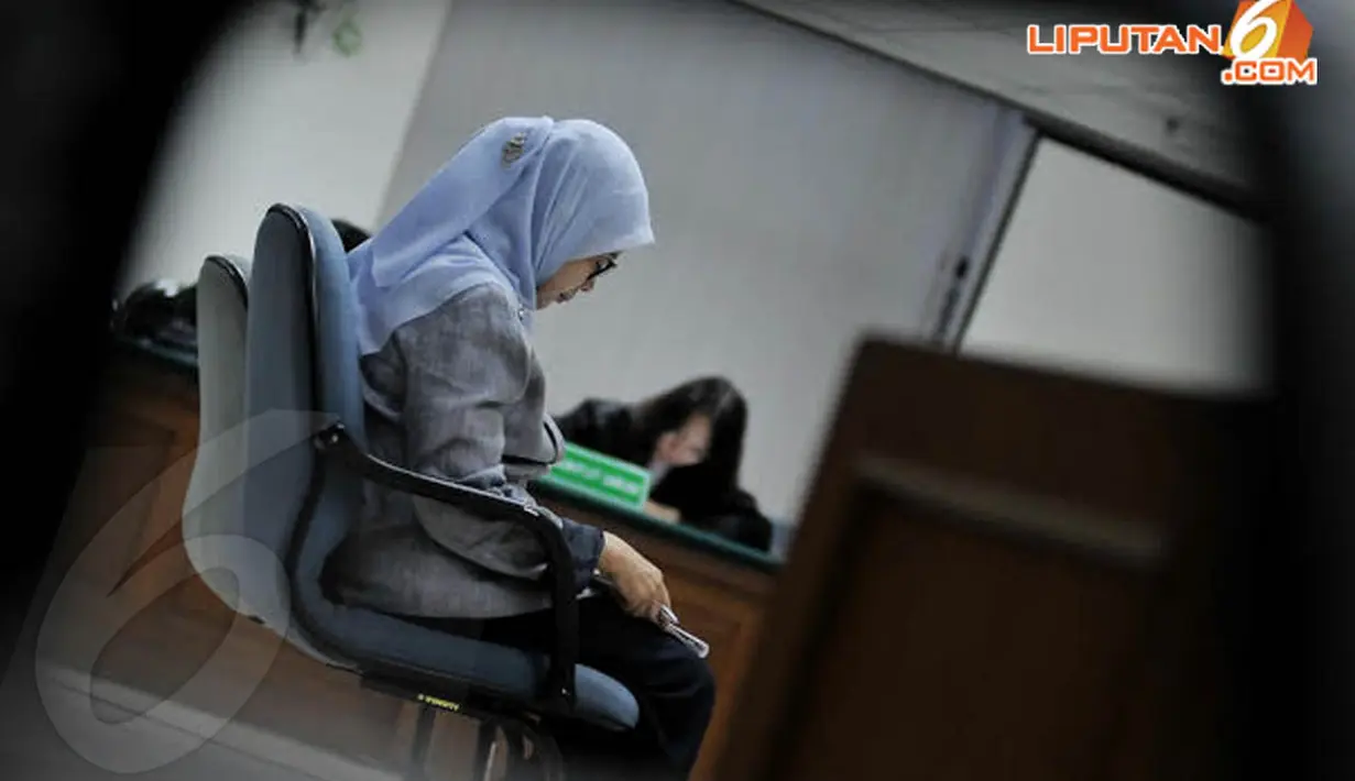 Chairunnisa hanya bisa tertunduk dan menitikkan air mata saat mendengar vonis dari  Majelis Hakim (Liputan6.com/Johan Tallo)