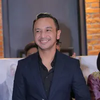 "Saya bela-belain sewa choach Akting ternama Susilo Badar, biasa coach Reza Rahadian. Jujur saya enggak bisa caranya bersenang-senang di atas panggung," ujar suami Cynthia Riza. (Andy Masela/Bintang.com)