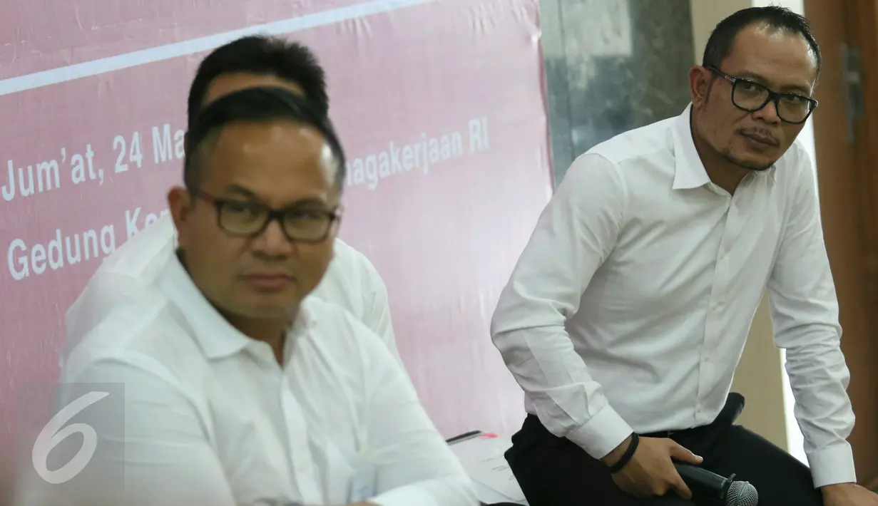 Menaker Hanif Dhakiri saat menghadiri Program Coding Mum, Jakarta, Jumat (24/3). Para BMI dapat melakukan bisnis online dengan cara membuat web usaha sendiri ataupun bekerja sebagai programmer ketika pulang ke tanah air. (Liputan6.com/Angga Yuniar)