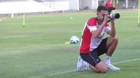 Striker Timnas Indonesia U-20, Jens Raven saat cosplay menjadi fotografer pada latihan tim hari Rabu (15/01/2025). (Muhammad Iqbal Ichsan/Bola.com)