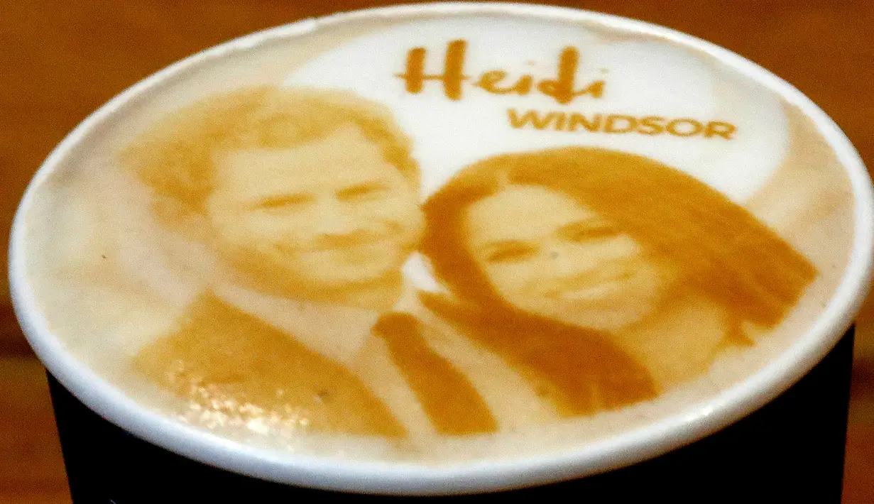 Kopi Capuccino dengan latte art gambar Pangeran Harry dan Meghan Markle di atasnya yang disajikan kedai kopi di Windsor, 15 Mei 2018. Inggris sedang mempersiapkan pernikahan Harry dan Meghan pada 19 Mei mendatang di Windsor Castle. (AP/Frank Augstein)