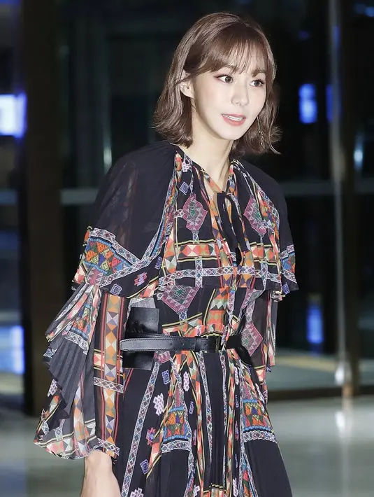 UEE juga menceritakan bahwa banyak idol wanita yang berusaha untuk menarik perhatian para idol pria. Oleh karena itu mereka berusaha untuk tampil memesona saat beraksi. (Foto: instagram.com/ueeas)