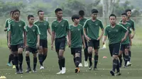 Pemain Timnas Indonesia U-16 saat pemusatan latihan di Sawangan, Senin (13/5). Sebanyak 41 anak mengikuti seleksi untuk memperkuat timnas di Piala AFF U-15 2019 di Thailand. (Bola.com/M Iqbal Ichsan)