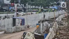 Aktivitas pekerja saat menyelesaikan proyek pembangunan lintas bawah atau underpass di Jalan Dewi Sartika, Depok, Jawa Barat, Minggu (27/11/2022). Proyek pembangunan underpass yang melintang dari arah Dewi Sartika ke Jalan Margonda Raya itu terus dikebut dan saat ini sudah mencapai 75 persen. (merdeka.com/Iqbal S. Nugroho)