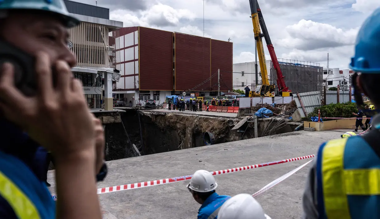Muncul Sinkhole Sedalam 50 M di Depan Rumah Sakit Bangkok