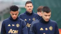 Gelandang Manchester United, Nemanja Matic mengikuti sesi pelatihan tim di kompleks Pelatihan Carrington, Inggris (11/12). Saat ini MU berada di posisi kedua di grup tersebut dengan poin sepuluh. (AFP Photo/Lindsey Parnaby)