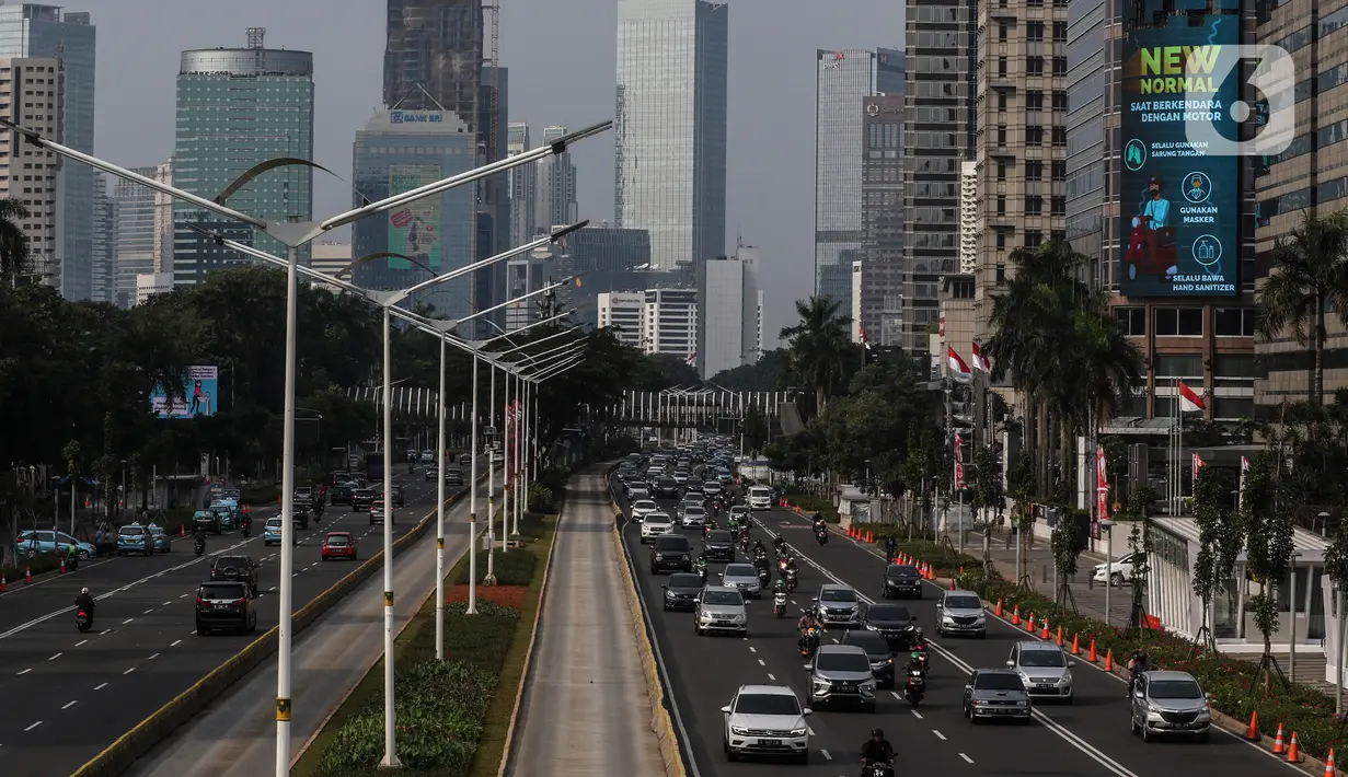 Suasana lalu lintas di Jalan Jenderal Sudirman saat hari pertama pemberlakuan ganjil-genap kendaraan di Jakarta, Senin (3/8/2020). Kebijakan ganjil-genap untuk membatasi mobilitas warga dan menghindari adanya penumpukan kendaraan di jalan raya pada masa PSBB transisi. (Liputan6.com/Johan Tallo)