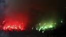Aksi fans St.-Etienne menyalakan flare saat timnya melawan Manchester United pada leg pertama babak 32 besar Liga Europa Old Trafford stadium, Manchester, (16/2/2017).  (AP/Dave Thompson)