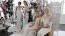 Sejumlah model berpose mengenakan gaun pengantin karya Marchesa yang ditampilkan dalam Bridal Fashion Week di New York (20/4). (AP Photo/Richard Drew)
