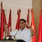 Jenderal purnawirawan Luhut Binsar Panjaitan memberi sambutan di Deklarasi Dukungan Jokowi-Ma’ruf Amin sebagai Capres dan Cawapres 2019, Jakarta, Minggu (12/8). Cakra berarti pusat energi, roda atau lingkaran kekuatan positif. (Liputan6.com/Fery Pradolo)
