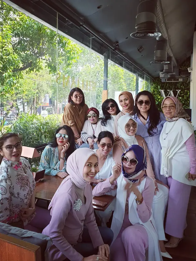 Mayangsari dan geng arisan Mulia. (Foto: Instagram @mayangsaritrihatmodjoreal)