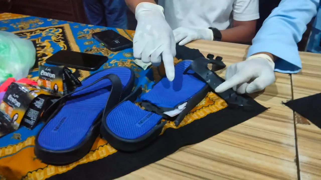 Sabu disisipkan di sandal hendak diselundupkan ke lapas Banyuwangi. (Istimewa)
