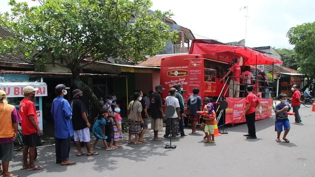 Cerita di Balik Bus Indowareg Bagi-Bagi Makanan Gratis di Klaten