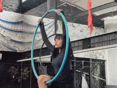 Fuji membagikan satu momen saat sedang menjalani olahraga aerial hoop. Bahkan, perempuan kelahiran 2002 ini memperlihatkan fleksibilitas hingga kekuatan tubuh yang dimiliki dengan melakukan aerial hoop.(Liputan6.com/IG/@fuji_an)