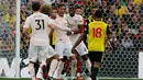 Bek Manchester United, Chris Smalling (tengah) berselebrasi usai mencetak gol ke gawang Watford pada pertandingan lanjutan Liga Inggris di stadion Vicarage Road, Inggris (15/9). MU menang tipis 2-1 atas Watford. (AP Photo/Frank Augstein)