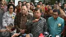 Wapres Jusuf Kalla memberi keterangan ke awak media usai membuka perdagangan saham 2017, Jakarta, Selasa (3/1). Peresmian dihadiri oleh Gubernur BI, Agus Martowardojo, Ketua BKPM, Thomas Lembang, Dirut PT BEI, Tito Sulistio. (Liputan6.com/Angga Yuniar)