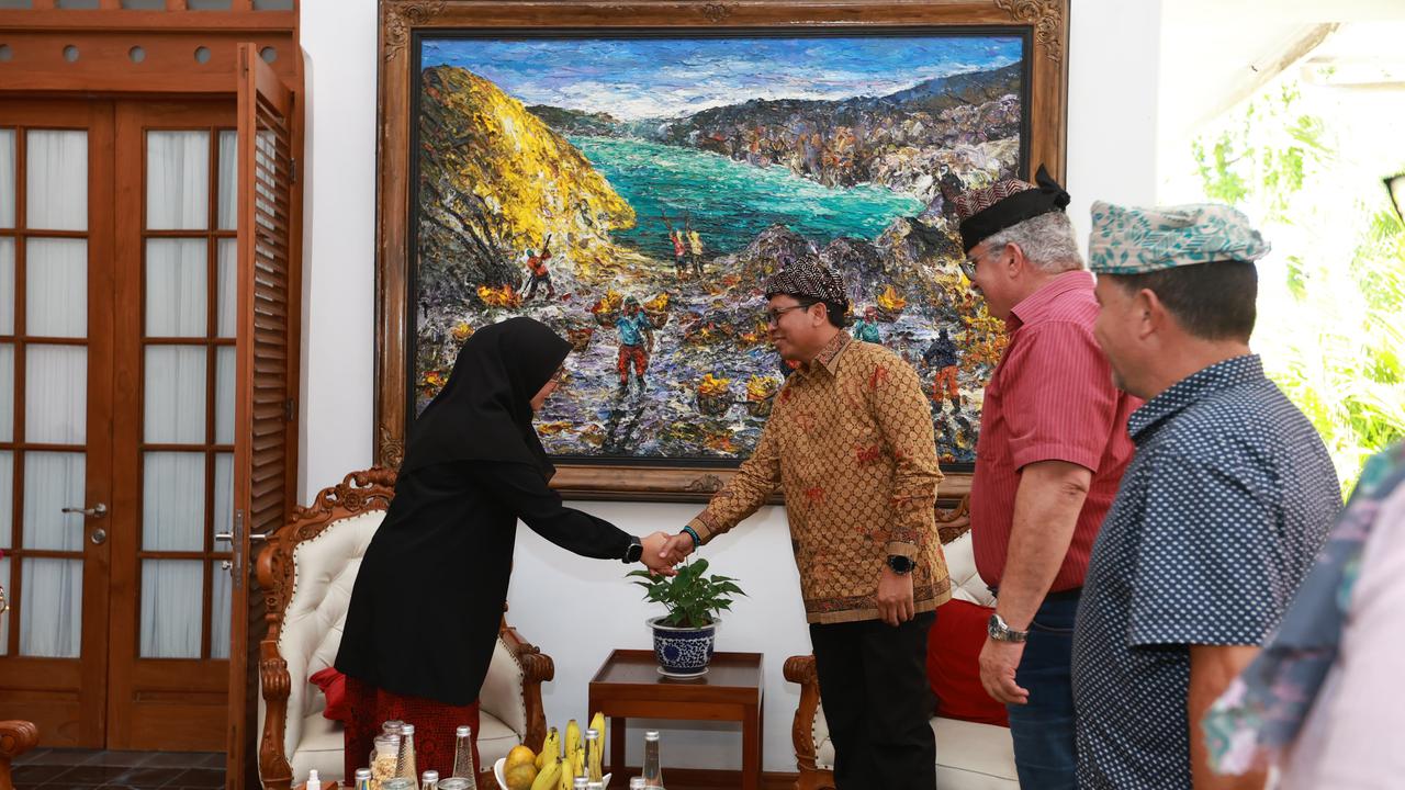 Duta Besar Tunisia untuk Indonesia, Zuhairi Misrawi (baju batik) bertemu bupati Banyuwangi Ipuk Fiestiandani di Pendopo Saba Swagata Blambangan (Istimewa)