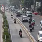 Pengendara sepeda motor melintasi jalur bus Transjakarta di Jalan Otista Raya, Jakarta, Rabu (11/7). Pelanggaran lalu lintas ini dilakukan meski kondisi lalu lintas lancar. (Liputan6.com/Immanuel Antonius)