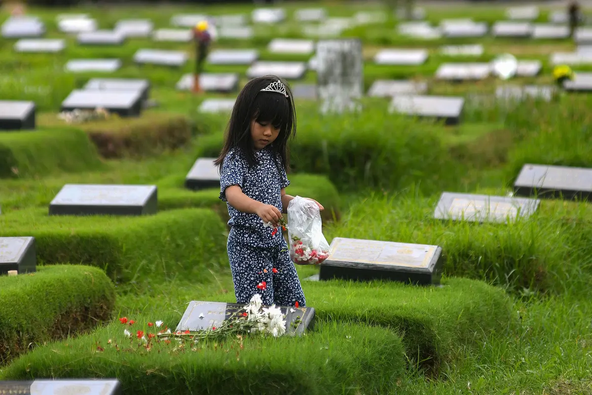 Melihat Tradisi Ziarah Makam Keluarga saat Hari Raya Idul Fitri