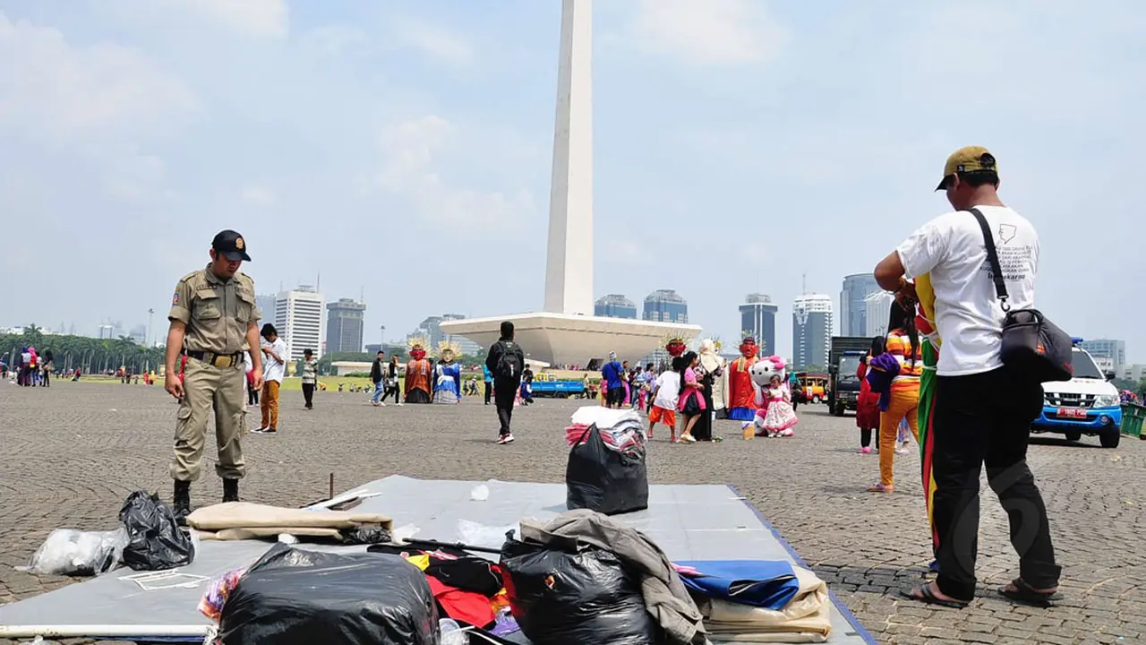 Nekat Berjualan, PKL Monas Ditertibkan