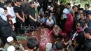 Keluarga dan Kerabat saat berada di makam almarhum, Ahmad Kurniawan di Tempat Pemakaman Umum, Kalisari, Cijantung, (11/1/2016). (Bola.com/Nicklas Hanoatubun)