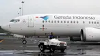 Teknisi mengendarai mobil melewati pesawat Boeing 737 Max 8 Garuda Indonesia yang terparkir di Bandara Soekarno Hatta, Tangerang, Rabu (13/3). Pemerintah menetapkan pelarangan permanen untuk pesawat Boeing 737 Max 8 terbang. (REUTERS/Willy Kurniawan)