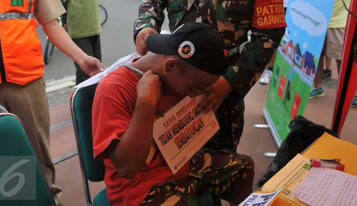 Seorang warga menjalani sidang karena buang sampah sembarangan di kawasan Bundaran HI, Jakarta, (24/4). Menurut Perda No.3 Tahun 2013 Denda minimal Rp. 100.000 dan maksimal Rp. 500.000 untuk buang sampah sembarangan. (Liputan6.com/ Gempur M Surya)