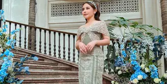 Busana kondangan memiliki banyak rupa selain kebaya, seperti busana Prilly. Gunakan dress off shoulder dengan detail manik-manik yang memberi kesan mewah. [Instagram/prillylatuconsina96]