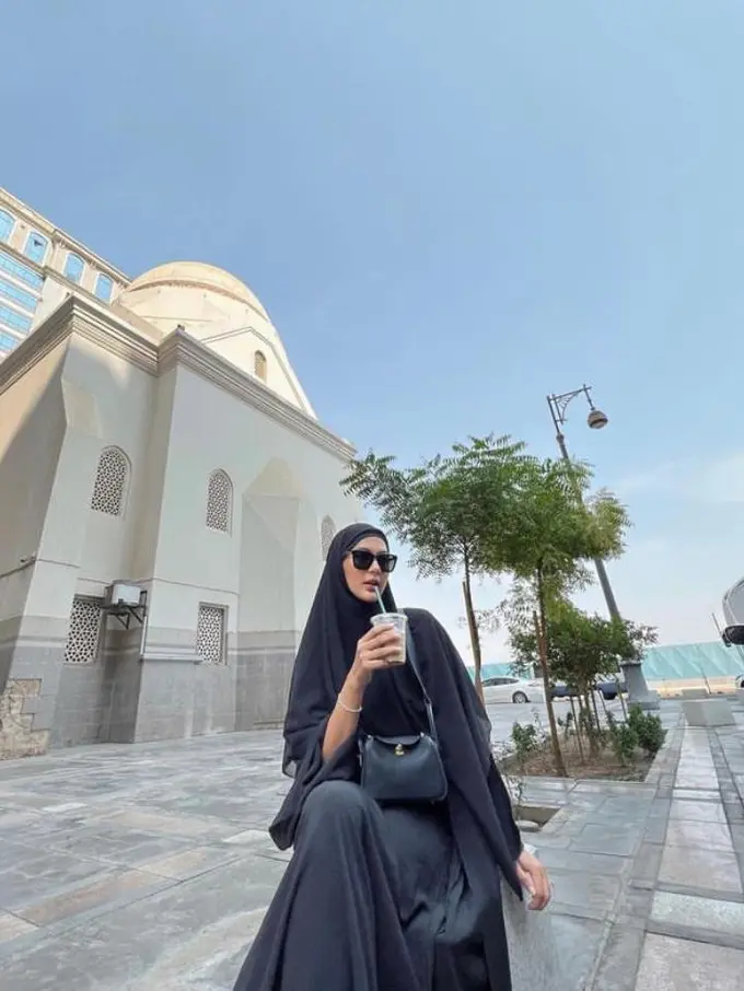 6 Potret Paula Verhoeven Pakai Hijab dan Cadar saat Umrah, Dipuji Netizen Makin Cantik