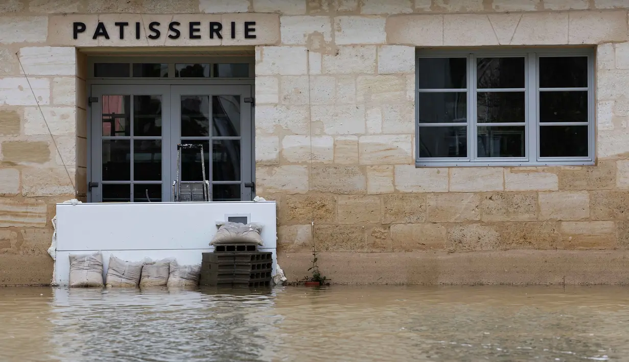 Layanan cuaca nasional Meteo-France mengatakan bahwa negara itu mengalami rangkaian musim hujan terpanjang sejak pemantauan dimulai pada tahun 1959. Tampak foto menunjukkan kondisi toko kue yang terendam banjir akibat hujan lebat yang menyebabkan luapan sungai Garonne di Sainte-Croix-du-Mont, Prancis barat pada Kamis 19 Februari 2026. (ROMAIN PERROCHEAU/AFP)