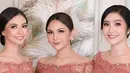 Pernikahan Enzy Storia, Yuki Kato tampak kompak menjadi bridesmaid bersama Jessica Mila dan Febby Rastanty. Ia pun mengenakan kebaya lace orange model off shoulder dihiasi beads. [@yukikt]